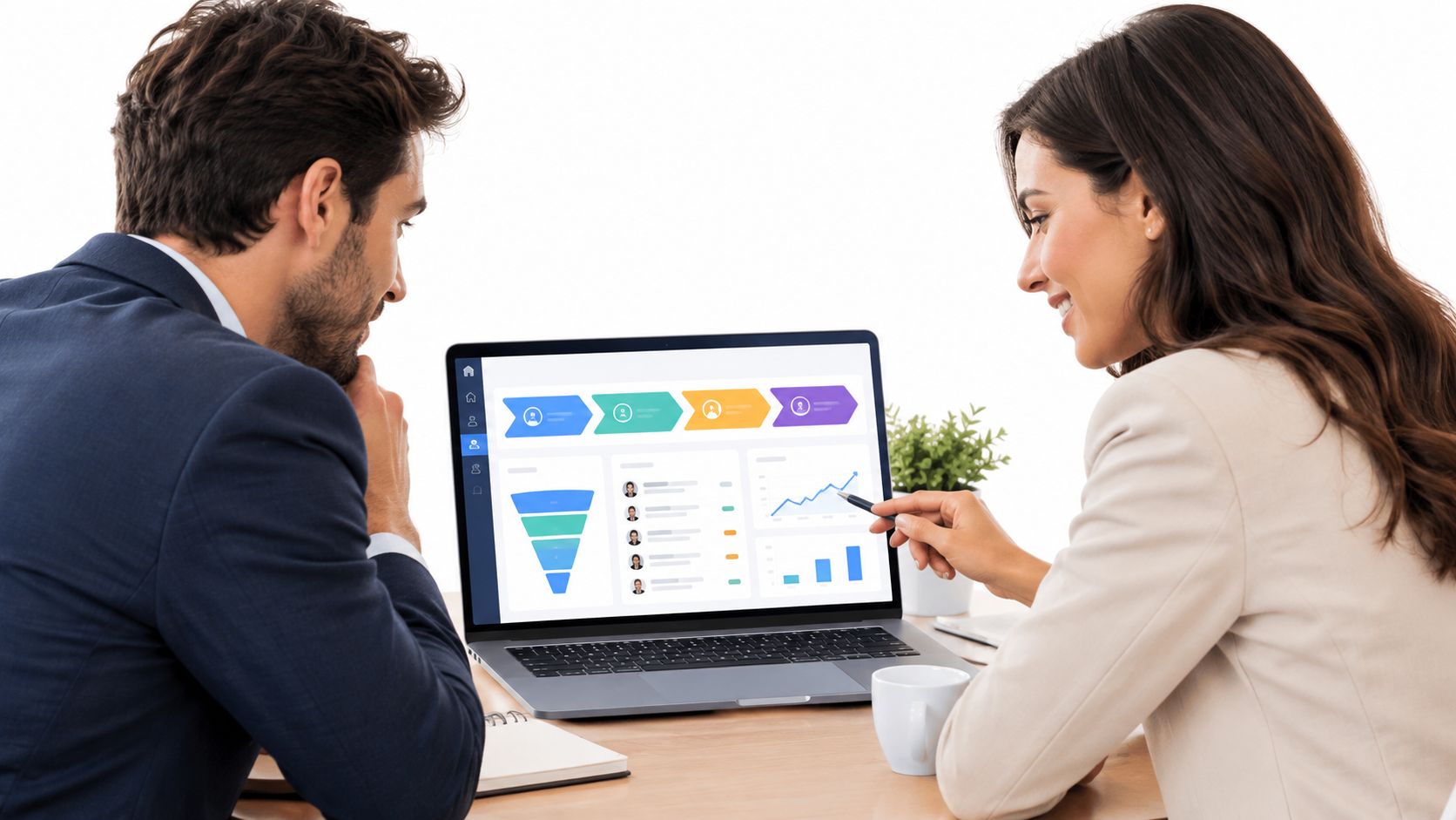 Mujer y hombre de negocios analizando estrategias de marketing digital B2B en una computadora portátil moderna.